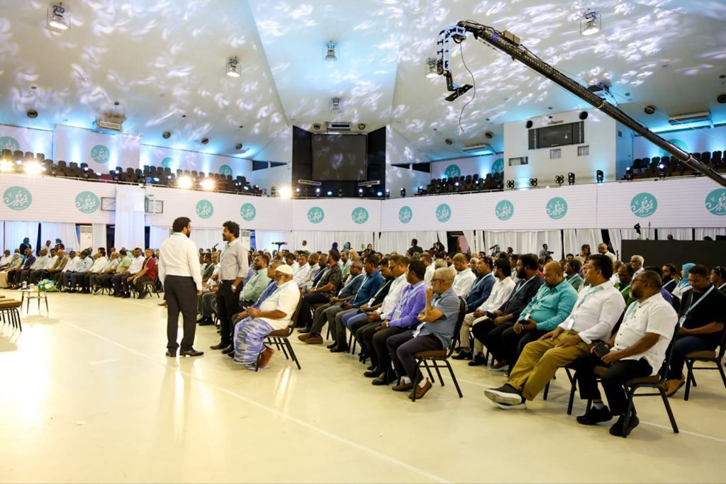 raees_muizzu's tweet photo. ޕީއެންސީގެ ލީޑަރޝިޕް ކޮންގްރެސް މަތީ މަޖްލީހުގެ ބައިވެރިންނާއި ބައްދަލުކުރެއްވުން!
#CongressMv
#Congress2026 https://t.co/2wXB8edyej