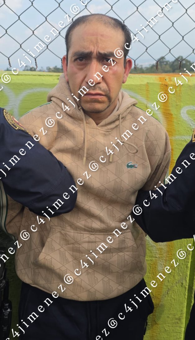 c4jimenez's tweet photo. CAE por ASESINAR a UNA VIEJITA, PARA ROBARLE
Gerardo Rocha 
Entró a una casa en @AlcaldiaAO 
Ahí estaba doña Sofía, de 79 años, trabajadora del hogar de una doctora.
La golpeó hasta matarla, para saquear la casa.
Agentes de @SSC_CDMX lo detuvieron con todo lo robado: dinero, alhajas… 
Ya está en @FiscaliaCDMX