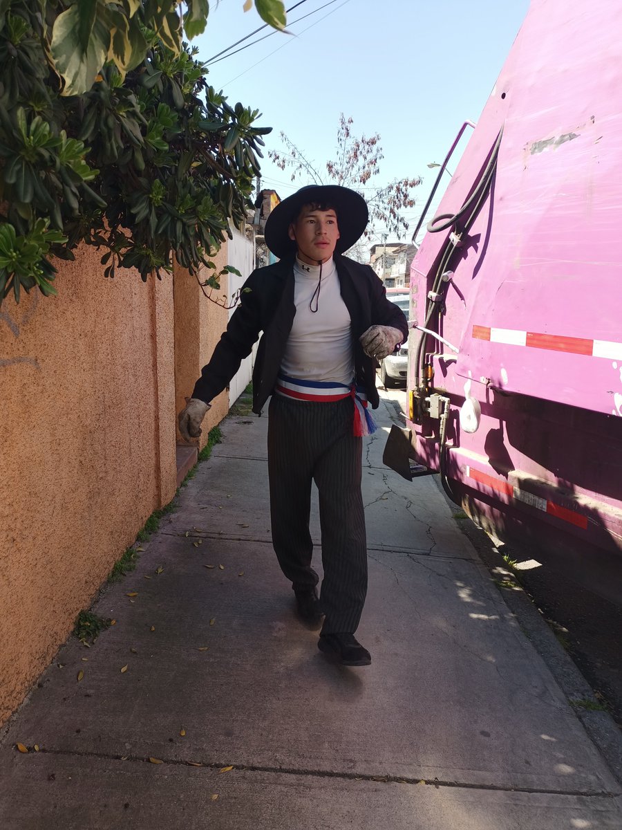ValeMartinez456's tweet photo. Mis fieles recolectores, calle larga, El Bosque! https://t.co/b7s4CIgX27