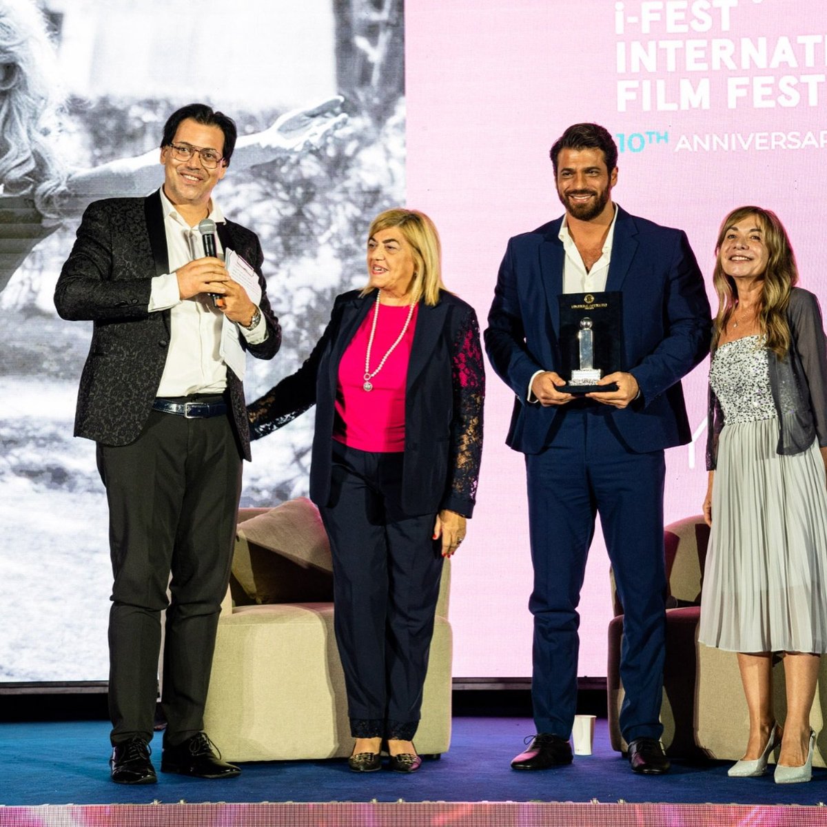 yforworld's tweet photo. #Repost @ifest.it
Alcuni momenti dello straordinario incontro ad @ifest.it 26 in un magico e gremito Castello Aragonese di Castrovillari con il grande @canyaman #canyaman #ifest #ifest26 #bellacomeilcinema
#CanYaman #cy_forworld https://t.co/emhPSnLKRq