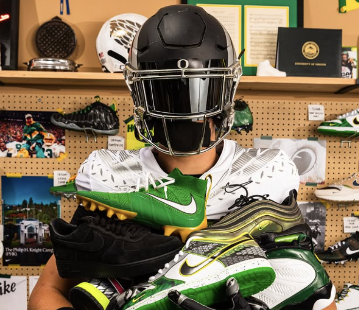AndrewNemec's tweet photo. BREAKING - Oregon’s big tell? Dante Moore’s feet - and it works every time (19 plays in a row; pictures and explanation) https://t.co/MxoLu6MpnN https://t.co/ehAvp8NKzI