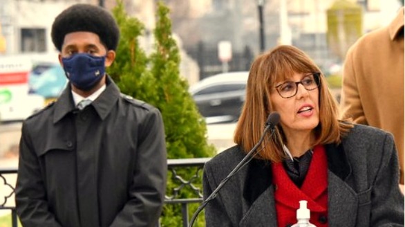 HAPPIER TIMES: Mayor Scott listens to IG Isabel Mercedes Cumming discuss shortcomings in Baltimore City's water billing system in 2021.
