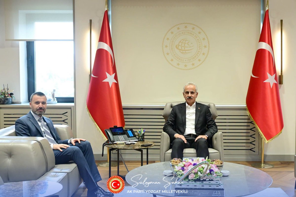 suleymansahan66's tweet photo. 📍Ulaştırma ve Altyapı Bakanlığı

Ulaştırma ve Altyapı Bakanımız Sayın Abdulkadir Uraloğlu’nu ziyaret ederek Yozgat’ımızın ulaşım ve iletişim altyapısını güçlendirecek hayati taleplerimizi kendilerine ilettik. 🇹🇷

Yiğitler şehri Yozgat’ımızın ve ilçelerimizin refahı için Sayın Bakanımızdan destek istediğimiz ana başlıklar:

🔹 Yozgat Çevre Yolu ve Atatürk Yolu çalışmaları, Sorgun Kavşak düzenlemesi ve Sorgun Araç Muayene İstasyonu’nun kurulması.

🔹 Kadışehri: Ağır tonajlı araçların bozduğu yolların bakımı, Yüksek Hızlı Tren (YHT) bağlantısını sağlayacak Kadışehri–Akdağmadeni karayolu ve Çekerek çevre yolu hattı.

🔹 Aydıncık: İlçemizde ihtiyaç duyulan toplam 3.760 metrelik yol güzergâhının asfaltlanması.

🔹 İletişim: Köy ve beldelerimizdeki GSM çekim sorunlarının çözülmesi.

Yozgat’ımızın taleplerine gösterdiği yakın ilgi ve destekleri için Sayın Bakanımıza şükranlarımı sunuyorum. Durmak yok, Yozgat için çalışmaya devam! 🛣️📱

@a_uraloglu @UABakanligi