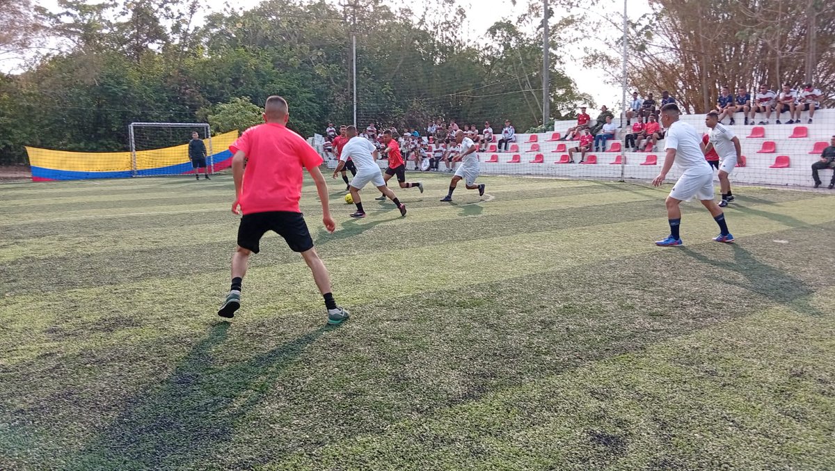Ingenieros_EJC's tweet photo. BRING I  El Batallón de Mantenimiento de Ingenieros No. 40 realizó un Torneo Relámpago de Fútbol que reunió a Oficiales, Suboficiales y Soldados en una jornada de deporte, sana competencia y camaradería.

Cada jugada estuvo marcada por la entrega, el entusiasmo y el trabajo en equipo, en un espacio que fortalece los lazos de compañerismo, eleva la moral y contribuye al bienestar integral de nuestros soldados.

#PorNuestrosSoldados