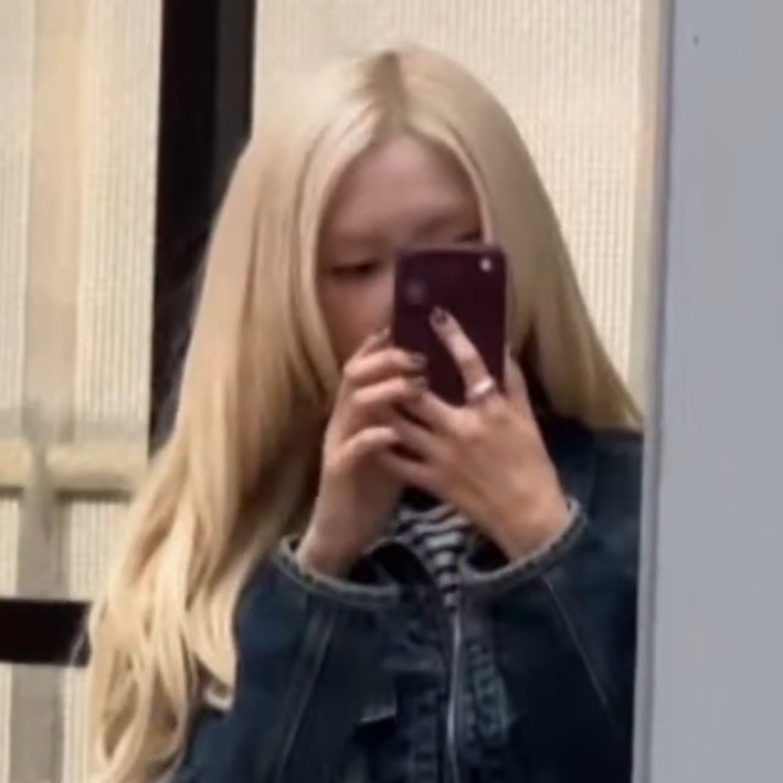 rosespics's tweet photo. rosé confirms her burgundy iphone 18 Pro was real https://t.co/gJURmCrEAh