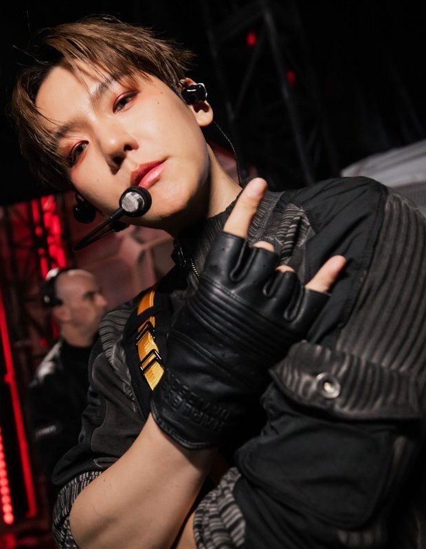 bhbrazil_'s tweet photo. BAEKZREAL ESTÁ VIVO! #BAEKHYUN estará de volta dando voz ao Ezreal no comeback do HEARTSTEEL com “Live My Life”. O lançamento está previsto para esta sexta-feira (18).

“Estou muito animado por colaborar novamente com o League Of Legends. É ótimo voltar a assumir esse papel. Durante a minha Reverie Tour no ano passado, tive a oportunidade de visitar o campus da Riot Games, onde pude me conectar com a equipe, trocar ideias e encontramos muita inspiração uns nos outros.

É especialmente significativo ver essa inspiração se transformar em algo que agora podemos compartilhar com fãs e jogadores de todo o mundo. Sinceramente, mal posso esperar para que todos vejam o que criamos juntos. Vai ser incrível.” — Baekhyun, via comunicado à imprensa.