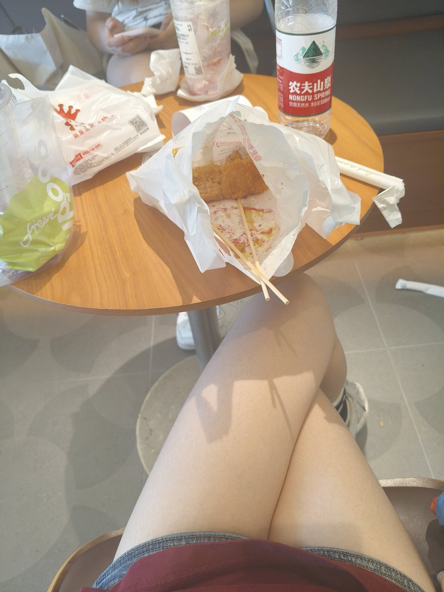 chnm46456304's tweet photo. 欧这个腿肉肉的觉得很萌萌 https://t.co/DUIE3wjVgs