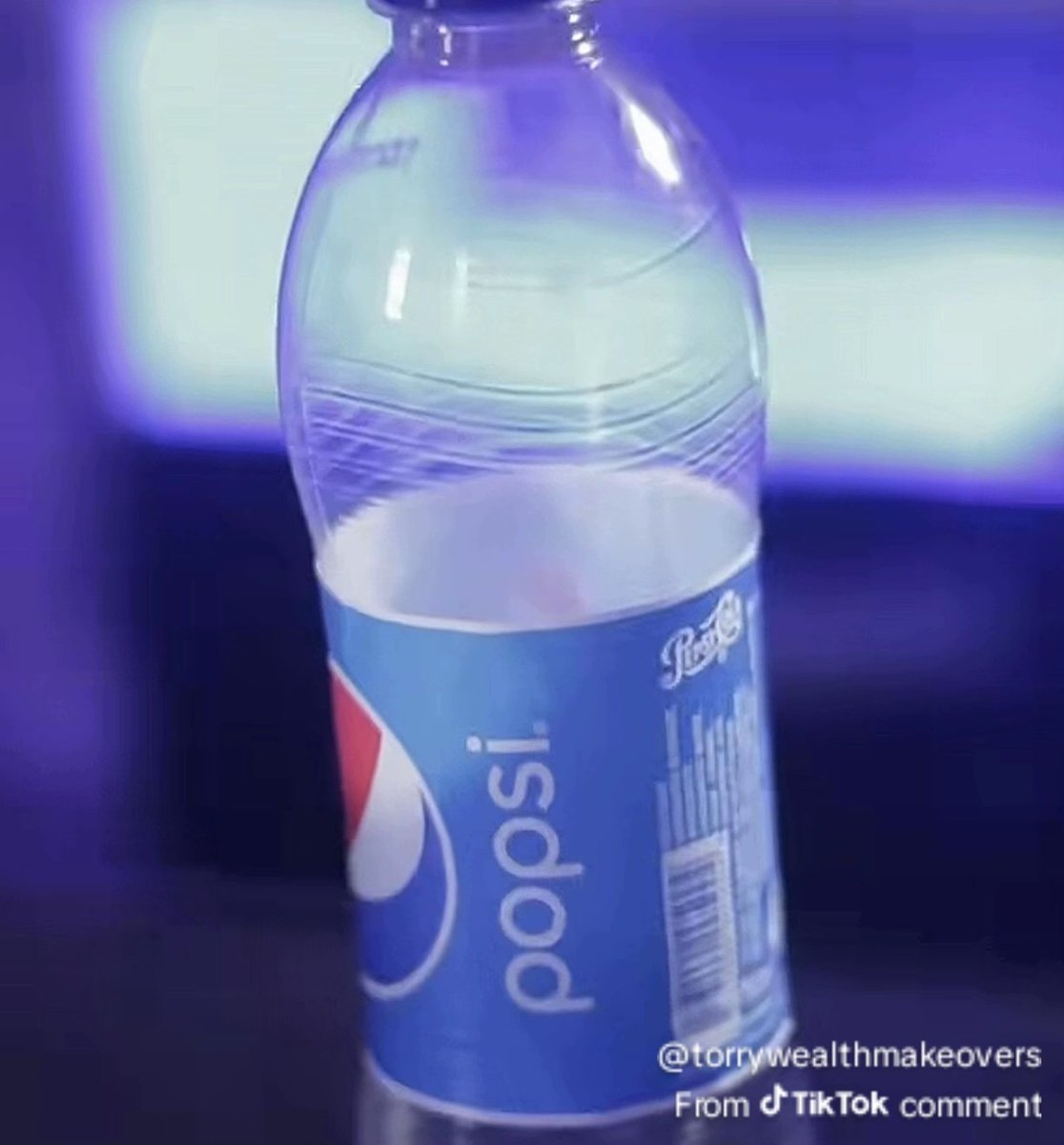 Nig_Farmer's tweet photo. Someone on Tiktok said he bought cold Pepsi inside traffic and when he finished drinking it.

Someone pointed out to him that he bought "Popsi" instead of Pepsi

Lmao 😂😂😂 

I can't even laugh bcs it's funny and it's not even funny

What's happening gangan with fake things 🥺 https://t.co/hXTF98OG16