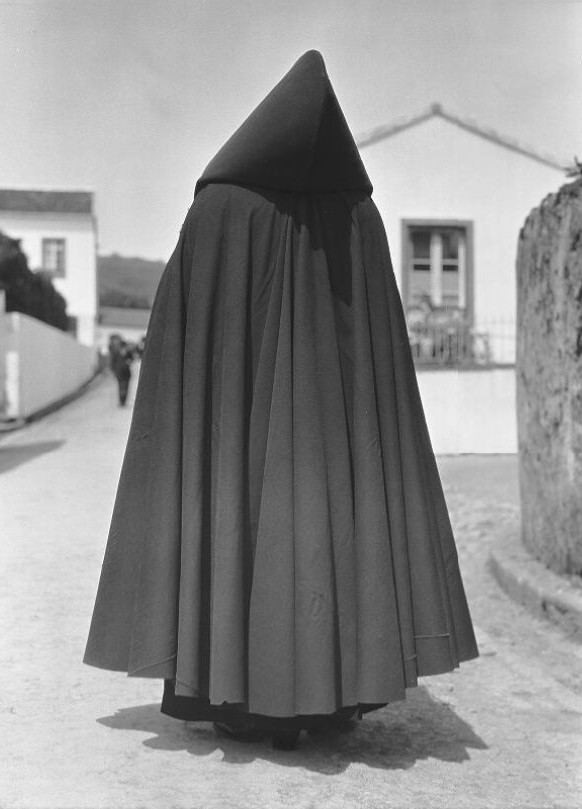 santiagogrial's tweet photo. As fotos que a HSNY está dixitalizando e subindo ao acceso público son un tesouro extraordinario. As das catro expedicións. Eu focalizo moito en Galicia, pero as do 1929-30, na parte de Portugal, son tremendas, incluídas as das nove illas Azores. Aquí, muller na illa de Flores https://t.co/C58jGmzKZ1