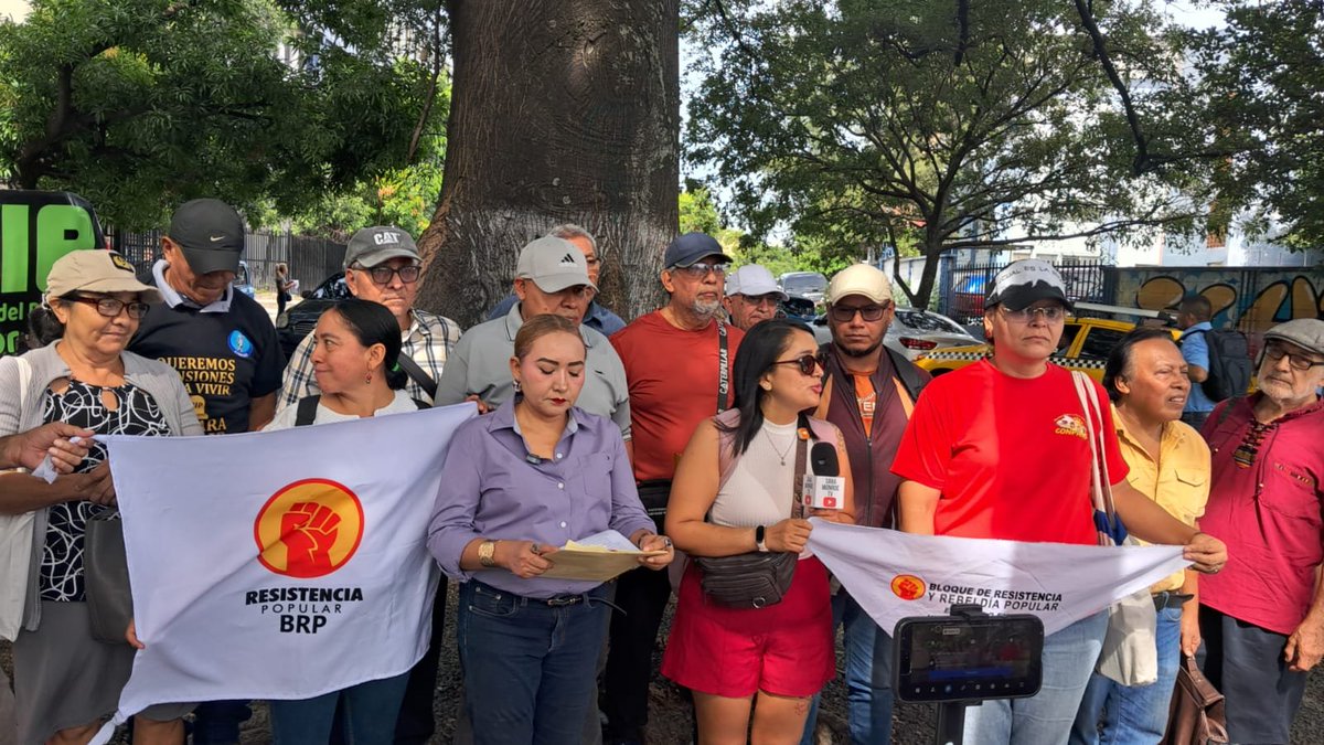 mpbc4's tweet photo. Organizaciones sociales y sindicales y veteranos se concentraron esta mañana en monumento A los Mártires, para reafirmar a los medios la participación en marcha 15 de septiembre hacia BINAES https://t.co/toBqRRcRNO