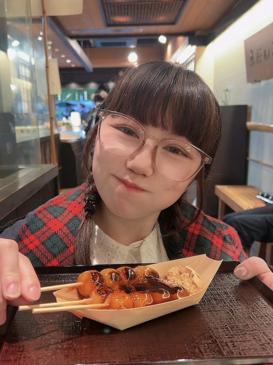 ohattar's tweet photo. 昨日のろぐあうと！遅くてごめんね😿
チェキも乾杯も差し入れも色々ありがとう🤍
最初はまったりで寂しい~(;_;)ってなってたけど途中から逢いに来てくれたごしゅいっぱいでめっちゃ嬉しかった~🤍❕昨日はいっぱい飲んだので二日酔いで死んでます😖
今日、明日はいません❕
シフト出たらすぐいうね🤍 https://t.co/8k2yJ85Qbx