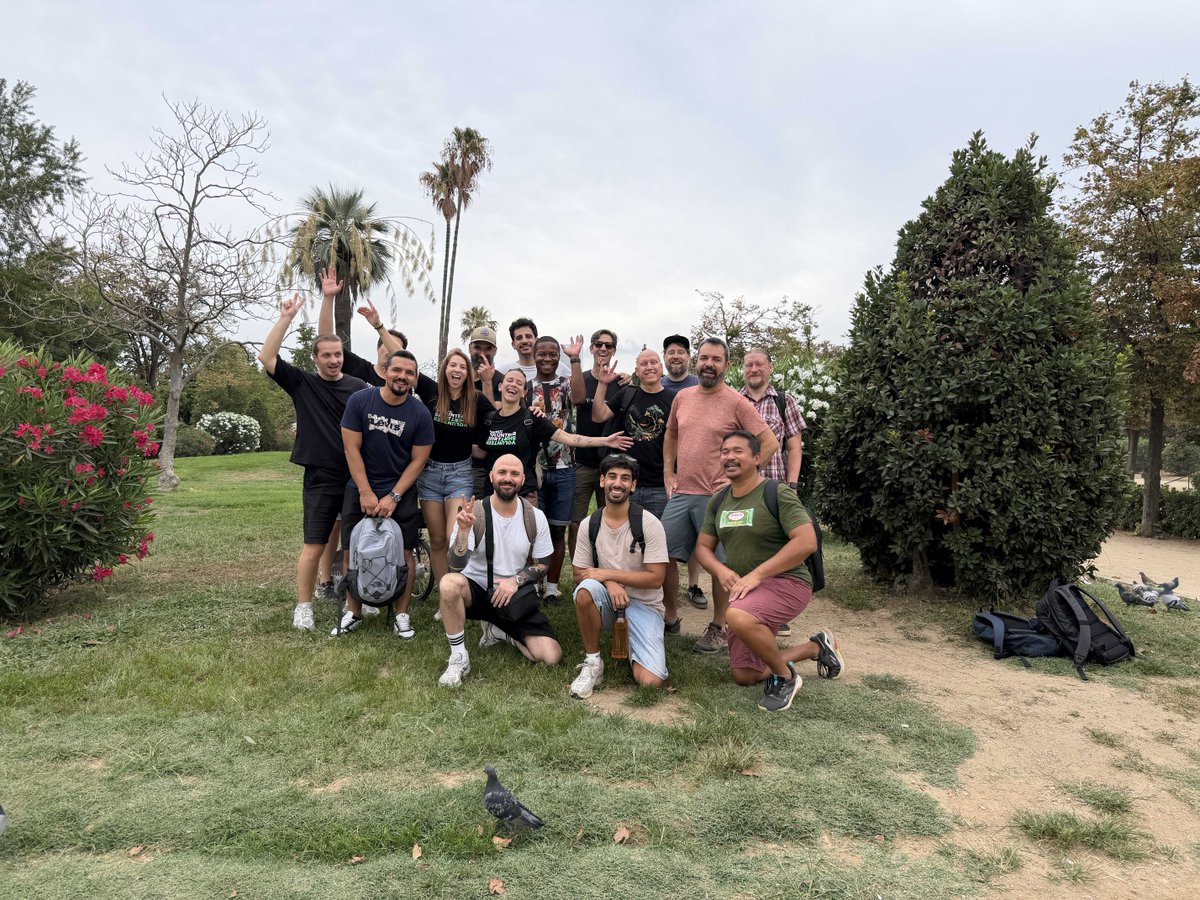 newrelic's tweet photo. From iced coffees in Portland to sweaters in Melbourne, this season looks different across our global team, but our shared purpose remains the same ☀️❄️

👉 See what we have been up to this season: https://t.co/Ey7LB7hloc https://t.co/9bKdF1GB11