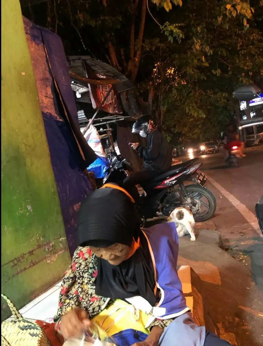 mamahmuda1_'s tweet photo. Teman-teman ￼  please up yuk ramaikan penjualan mbah surti penjual pisang keliling 🥲dia tetangga ku engga jauh dari rumah aku 🥲  daerah karawang di jalan pinayungan dia suka jualan keliling 🥲 di umur yang sudah menginjak 65 tahun dia masih kuat sampe malam seperti ini 😭😭😭 pisang nya enk ko teman-teman, aku sengaja setiap malam pasti aku beli karna aku tau si mbah butuh uang untuk makan terkadang aku suruh makan tapi dia selalu menolak 😭😭🥲sehat-sehat ya mbah 🥲😭😭😭🙏🙏￼