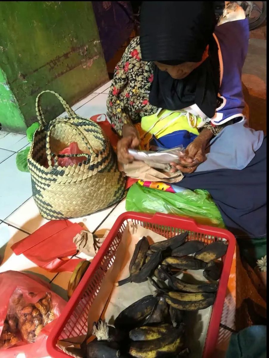 mamahmuda1_'s tweet photo. Teman-teman ￼  please up yuk ramaikan penjualan mbah surti penjual pisang keliling 🥲dia tetangga ku engga jauh dari rumah aku 🥲  daerah karawang di jalan pinayungan dia suka jualan keliling 🥲 di umur yang sudah menginjak 65 tahun dia masih kuat sampe malam seperti ini 😭😭😭 pisang nya enk ko teman-teman, aku sengaja setiap malam pasti aku beli karna aku tau si mbah butuh uang untuk makan terkadang aku suruh makan tapi dia selalu menolak 😭😭🥲sehat-sehat ya mbah 🥲😭😭😭🙏🙏￼