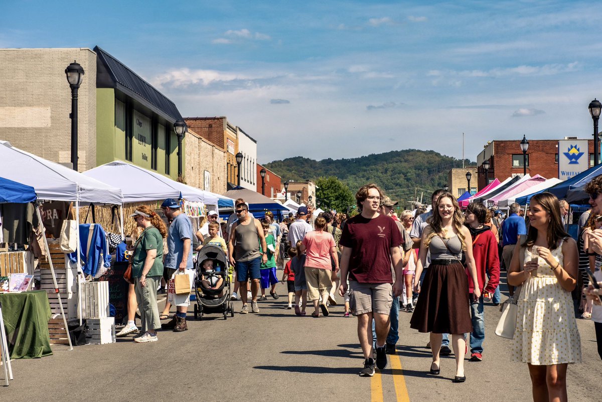 moreheadstate's tweet photo. We’d love for you to join us for 𝙁𝙖𝙢𝙞𝙡𝙮 𝙒𝙚𝙚𝙠𝙚𝙣𝙙 on Friday, Sept. 18, and Saturday, Sept. 19!

It’s the perfect weekend to visit your Eagle while exploring campus and town!

View a full schedule of events: https://t.co/LjzyVkLgtK Ⓜ️💛💙🎶🎊 https://t.co/1EsYKcTp3b