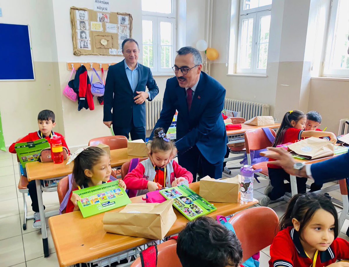 TC_Atasehir's tweet photo. Kaymakamımız Sn. Eren Arslan İlköğretim Haftası nedeniyle Mustafa Öncel İlkokulu / Ortaokulu tarafından düzenlenen programa katılarak öğrencilerimizin ve velilerimizin mutluluğuna ve heyecanına ortak oldular. 

2026 - 2027 eğitim öğretim döneminin sağlıklı ve huzurlu olmasını temenni eden Kaymakamımız; tüm öğrencilerimize ve öğretmenlerimize başarılar dilediler.