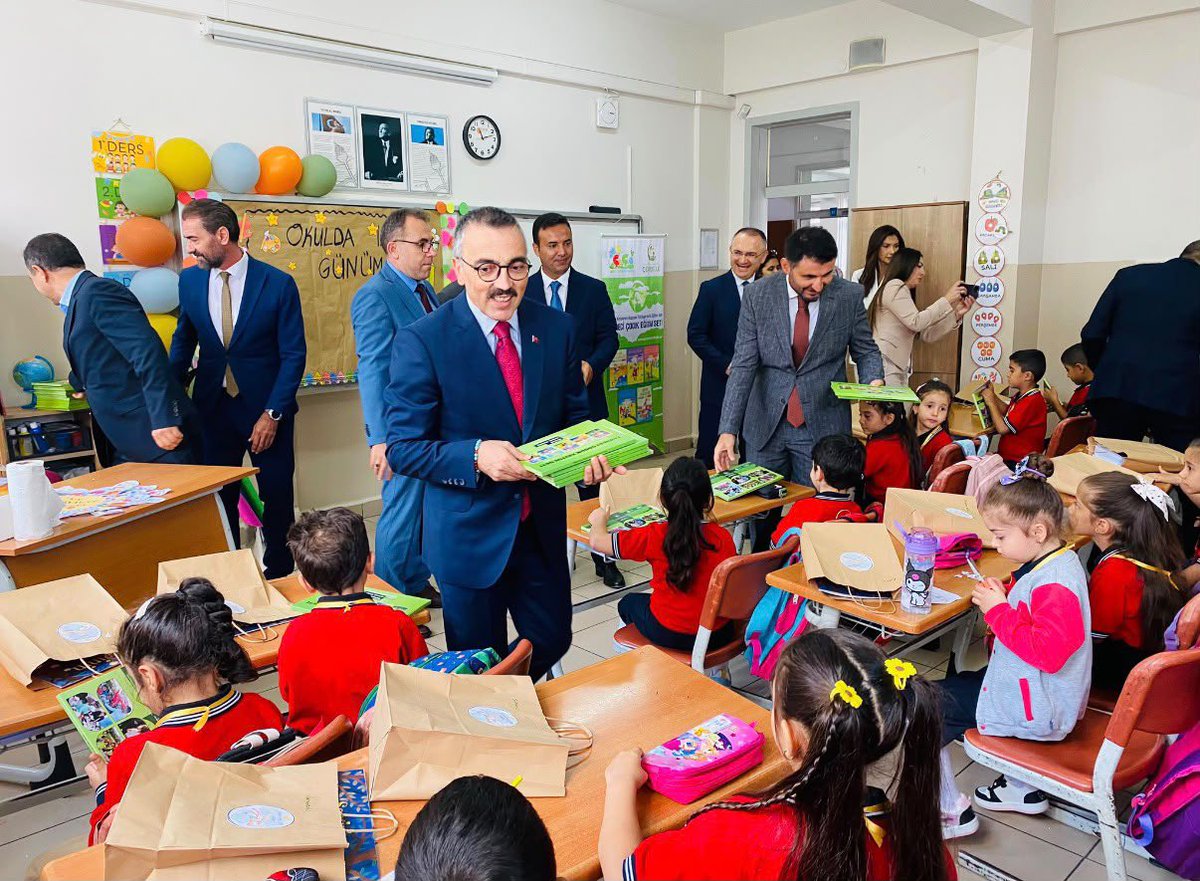 TC_Atasehir's tweet photo. Kaymakamımız Sn. Eren Arslan İlköğretim Haftası nedeniyle Mustafa Öncel İlkokulu / Ortaokulu tarafından düzenlenen programa katılarak öğrencilerimizin ve velilerimizin mutluluğuna ve heyecanına ortak oldular. 

2026 - 2027 eğitim öğretim döneminin sağlıklı ve huzurlu olmasını temenni eden Kaymakamımız; tüm öğrencilerimize ve öğretmenlerimize başarılar dilediler.