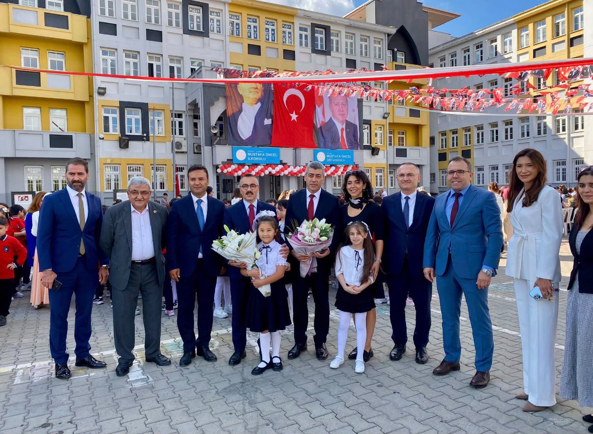 TC_Atasehir's tweet photo. Kaymakamımız Sn. Eren Arslan İlköğretim Haftası nedeniyle Mustafa Öncel İlkokulu / Ortaokulu tarafından düzenlenen programa katılarak öğrencilerimizin ve velilerimizin mutluluğuna ve heyecanına ortak oldular. 

2026 - 2027 eğitim öğretim döneminin sağlıklı ve huzurlu olmasını temenni eden Kaymakamımız; tüm öğrencilerimize ve öğretmenlerimize başarılar dilediler.