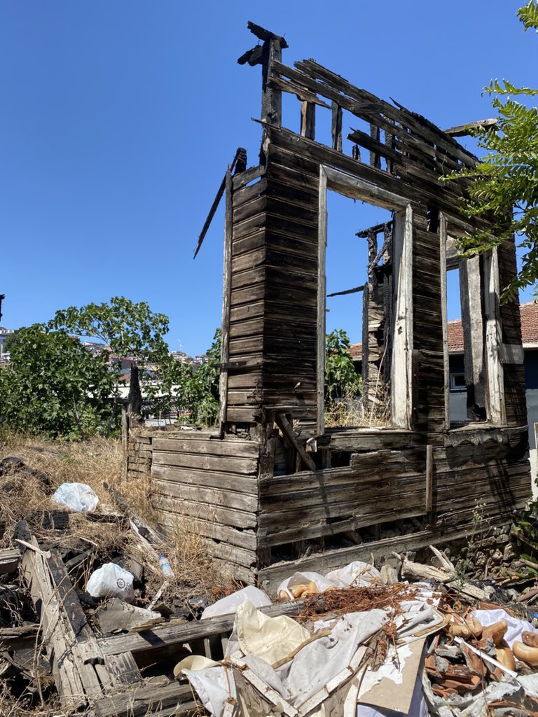 Bay_Hic's tweet photo. "Beyin, yarım kalmış hiçbir resmi kabul etmez. Önündeki yapbozda bir parça eksikse, oraya uyan sahte bir parça yontup yerleştirir."

Algı filtresi delindiğinde, zihin gerçekliğin boş kalan yerlerini kendi illüzyonlarıyla boyar.

 #altın https://t.co/3ouaxvImFR