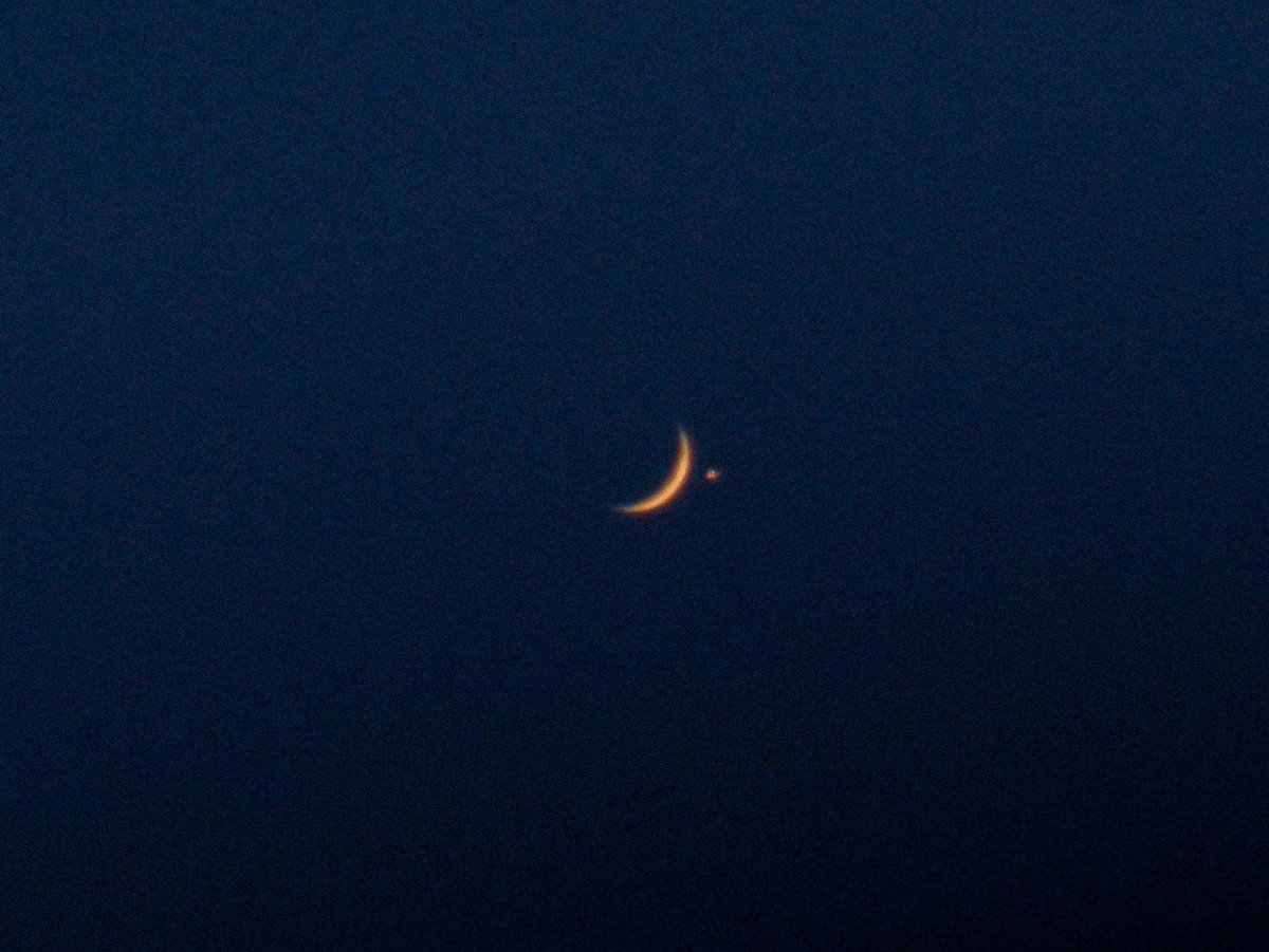 arthextic's tweet photo. moon and venus this evening https://t.co/uqgzFgQmxm