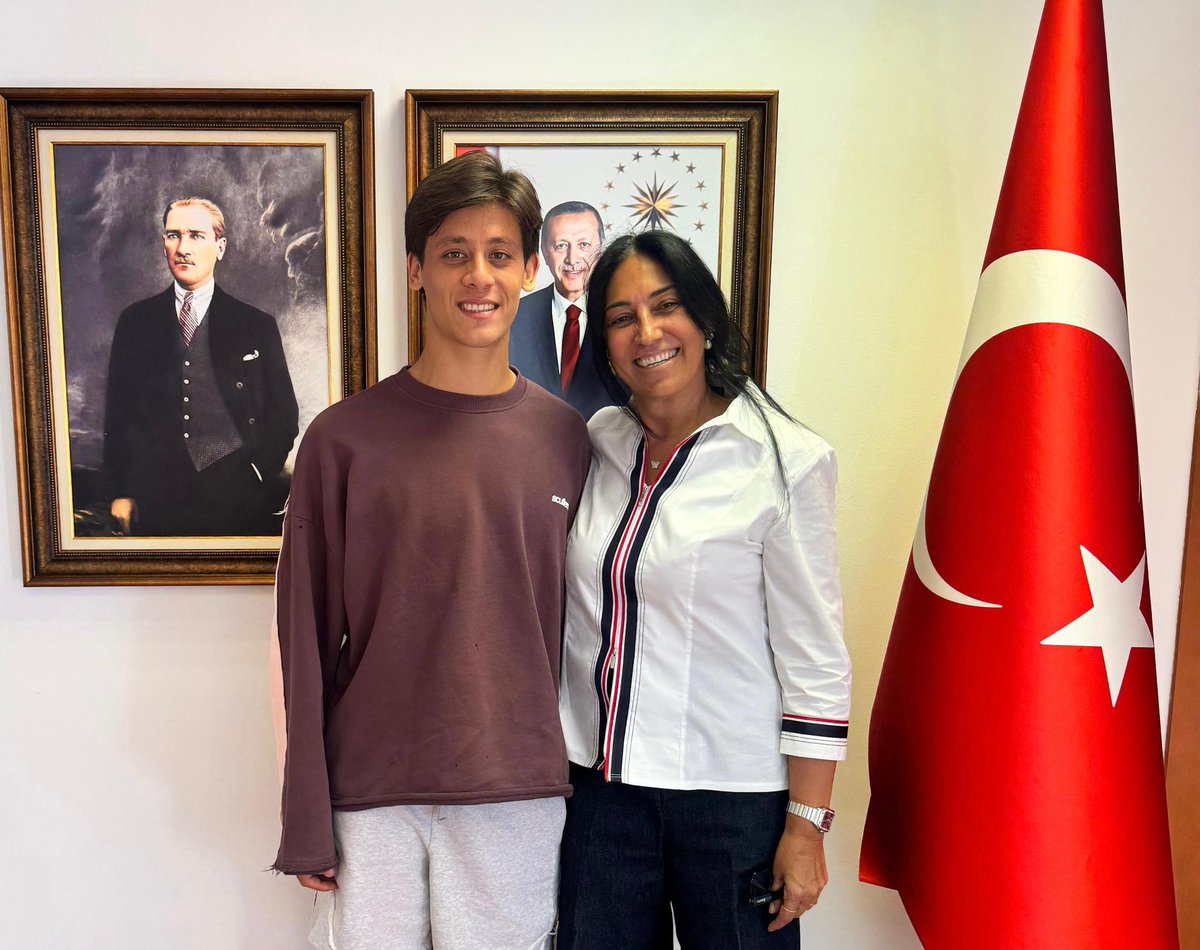 TC_MadridBE's tweet photo. Milli futbolcumuz, ülkemizin spor elçilerinden Arda Güler’i Büyükelçiliğimizde ağırlamaktan memnuniyet duyduk. Bize İspanya’da yaşattığı büyük gurur için kendisine teşekkürlerimizi ilettik. 

Başarıların daim olsun. Seni seviyoruz, Arda! 🇹🇷❤️🤍

Fue un placer dar la bienvenida en nuestra Embajada a nuestro futbolista nacional y embajador deportivo de nuestro país, Arda Güler. Le expresamos nuestro agradecimiento por el gran orgullo que nos hace sentir en España.

¡Que sigas consechando muchos éxitos! ¡Te queremos, Arda! 🇹🇷❤️🤍

@10ardaguler