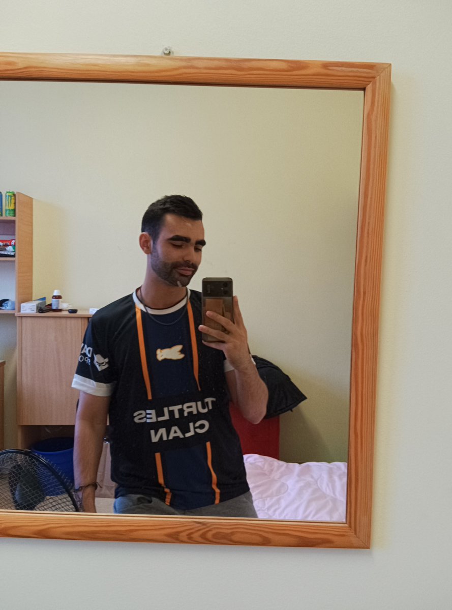 _deichal_'s tweet photo. Ya me ha llegado la peligrosa🐢😈

Necesitaba la camiseta para una sorpresa que quiero anunciar estos días🙏🏻.

Muy sorprendido con la calidad, para lo que se cuece en los eSports. Detallito en la impresión del logo y con el patrón de fondo que se nota 💸.

Muchas gracias @DayangCorp por el favor en el envío y permitirme apoyar a los chavales @TurTlesClan_ con todo.

+1️⃣ Pa la colección 

#Gotc🐢