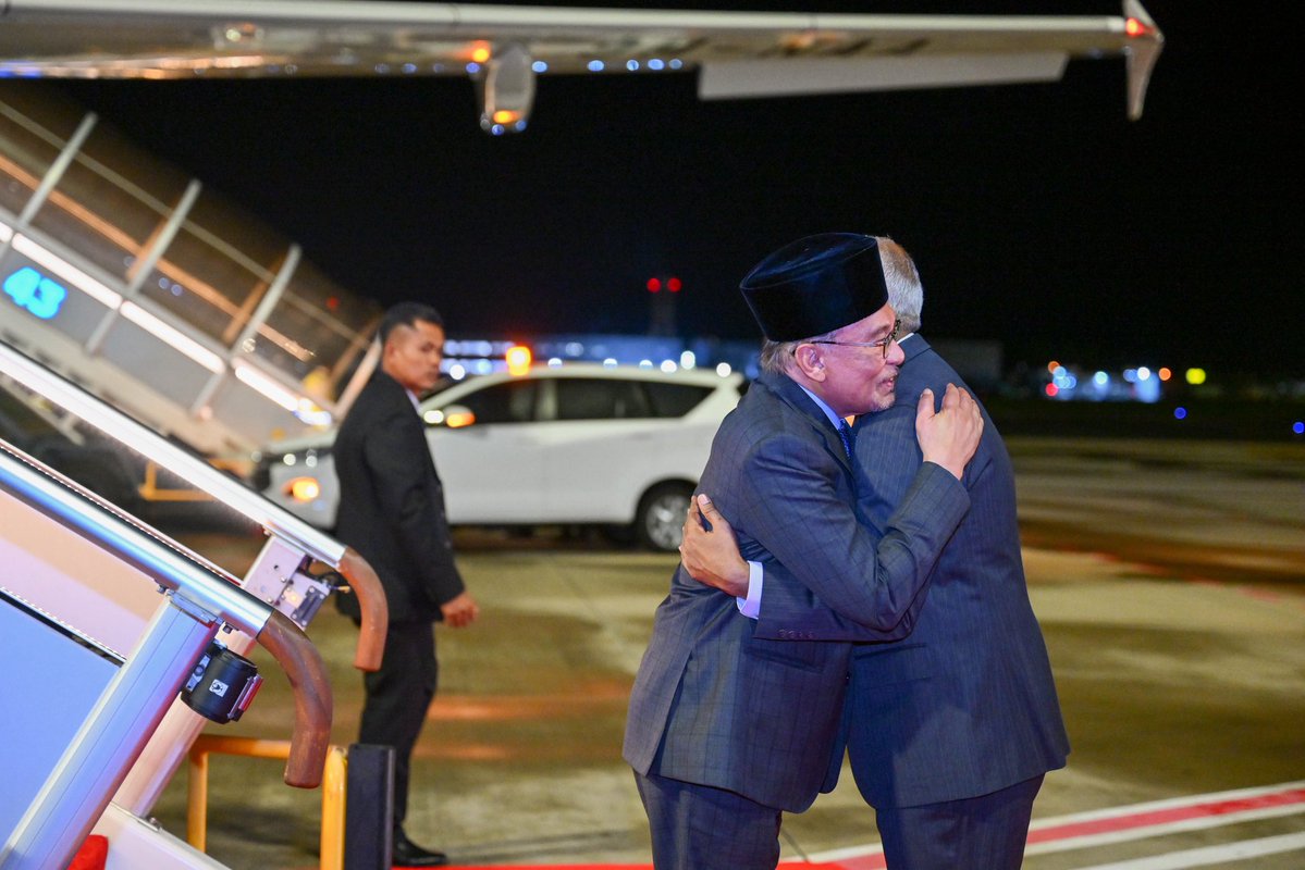 presidencymv's tweet photo. The Honourable @anwaribrahim, Prime Minister of Malaysia, arrives in the Maldives on a State Visit from 14–15 September 2026, at the invitation extended by His Excellency President Dr @MMuizzu. He was received by President Dr Muizzu at Velana International Airport (VIA).

#MaldivesMalaysia