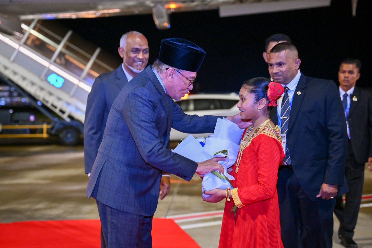 presidencymv's tweet photo. The Honourable @anwaribrahim, Prime Minister of Malaysia, arrives in the Maldives on a State Visit from 14–15 September 2026, at the invitation extended by His Excellency President Dr @MMuizzu. He was received by President Dr Muizzu at Velana International Airport (VIA).

#MaldivesMalaysia