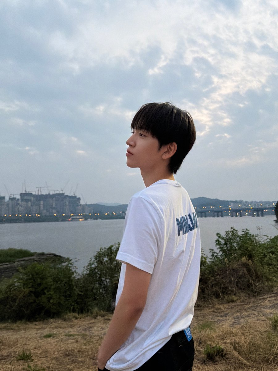 IDID_starship's tweet photo. [🌠] #김민재_DID
1살!!!!!!! 1년이 되었습니다!! 아이딧이 많은 분들께 힘을 얻어 1년이라는 시간을 잘 달려왔습니다! 경험을 많이 하면서 느끼고 배운 것도 많았고 앞으로 해야 할 것도, 하고 싶은 것도 많아진 1년을 보냈는데요. 그래서 앞으로의 여정이 더 기대되고 잘 해내고 싶다는 생각이 드네요. 지난 1년도 저는 너무 행복했고 아이딧이라서 좋다는 생각도 듭니다. 그리고 위딧!!!!!!! 항상 힘이 되어주어서 고마워요!💙 앞으로도 잘 지내봅시다. 파이팅!! ㅇㄱㅁㄴㅎ.

#IDID #아이딧 
#KIMMINJAE #김민재
