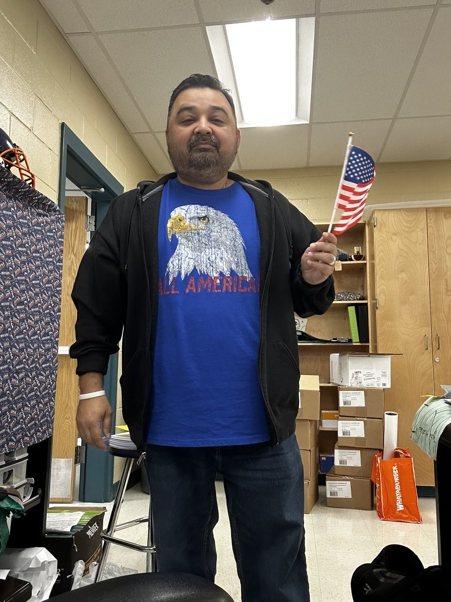 MrGSkyhawk's tweet photo. Thank you to those who have served and continue to serve in our Armed Forces🙌 I am grateful for you and your families sacrifice 🙏🏽🇺🇸 #HonorOurMilitary  #NJHSSpiritWeek
#SkyhawkPride💚💙 
#BloomysBaddies😎 https://t.co/SRhBl8bJtX