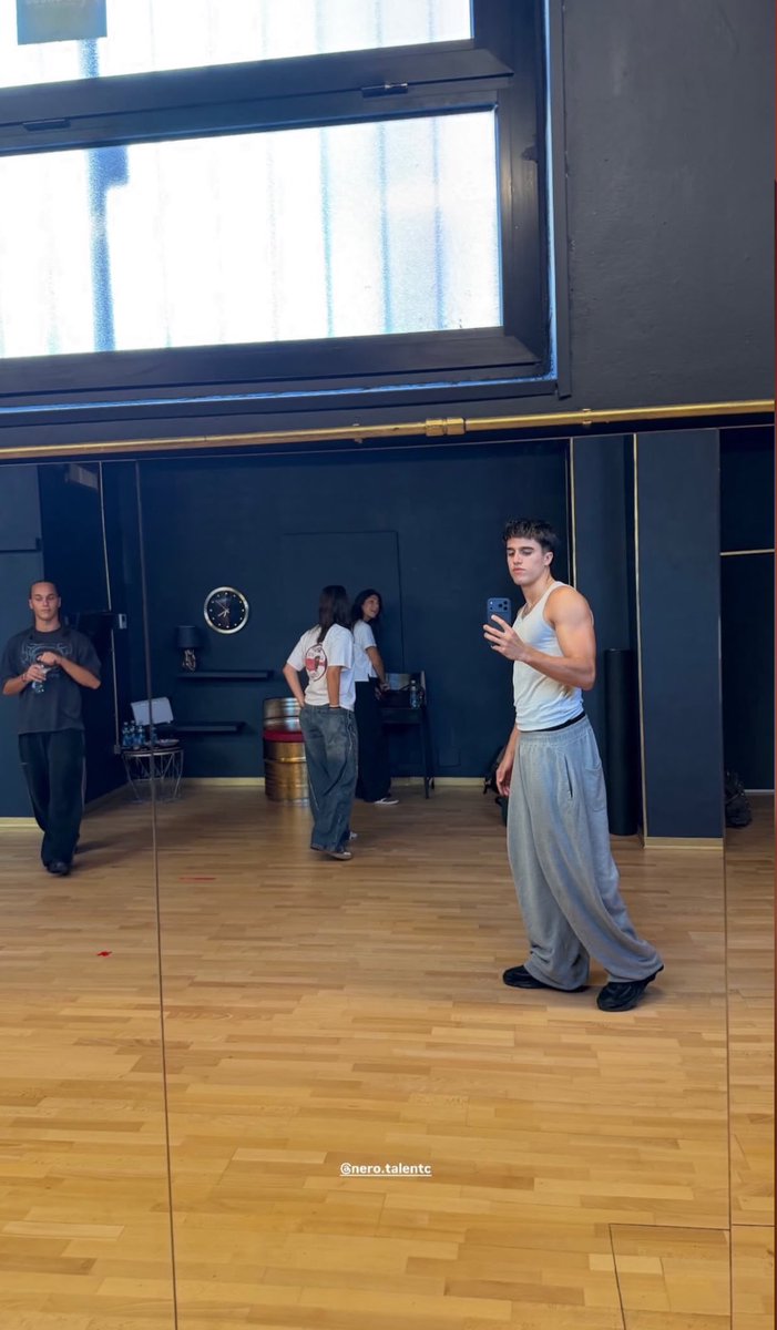 SarahTnews's tweet photo. 📲Sarah oggi in sala prove con i 
ballerini👀👀 https://t.co/2lRpkOiff8