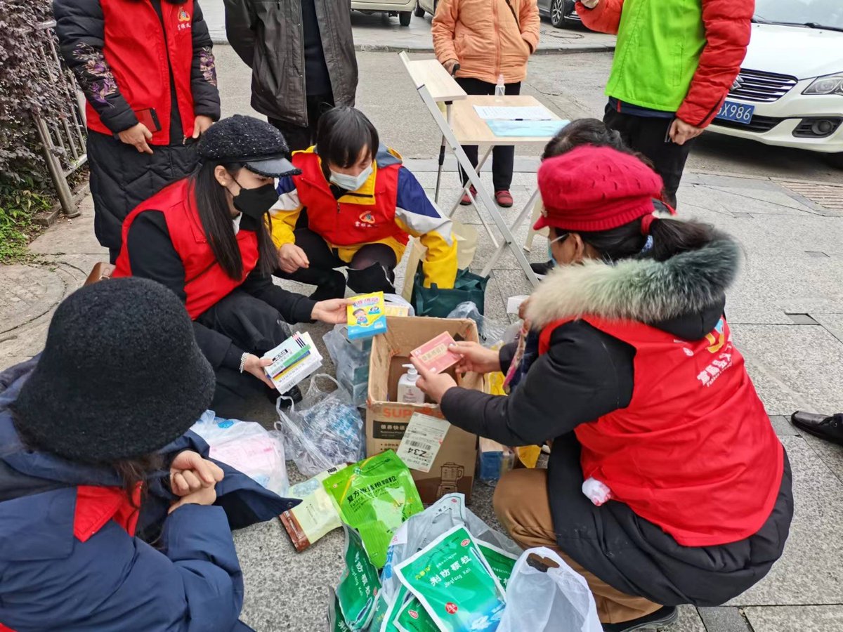 VeronaNorkwq85's tweet photo. Just wrapped up a 2-day community food drive at the downtown shelter—so proud to have helped distribute 500+ meals to local neighbors in need! Grateful for every teammate who showed up with big hearts ， https://t.co/6ltZ2FvJBj
