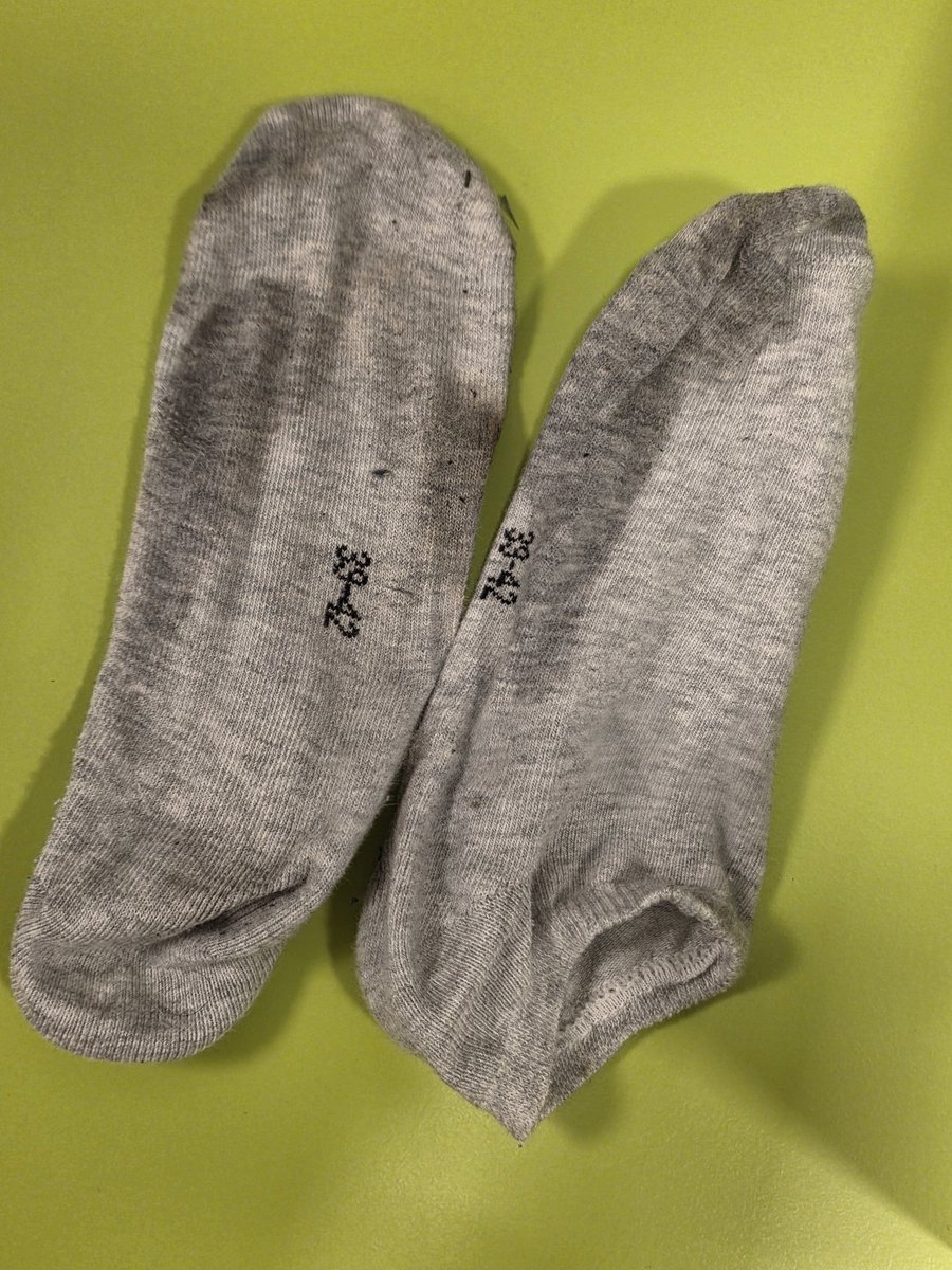 LadyGirlb4lr's tweet photo. Nach 9 std in arbeitsschuhen &amp; 11.085 schritten 🧦🔥  Das perfekte für dich 😏
#arbeit #nassunddreckig #feucht #duftig #fürdich https://t.co/3AY5qzvpOU