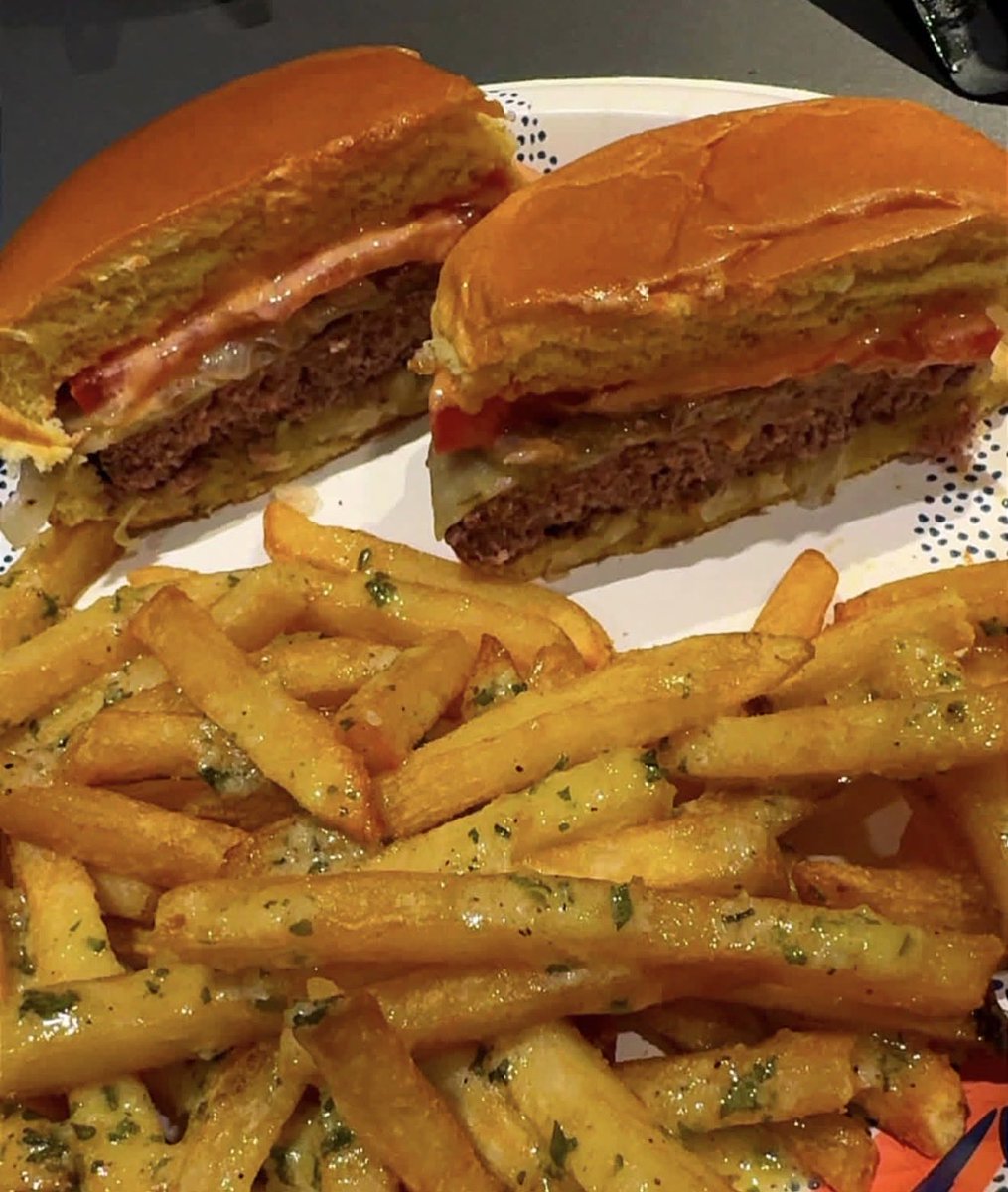 FoodPleaser's tweet photo. Garlic Parmesan Fries &amp; a Cheeseburger https://t.co/eDKwVUuKSy