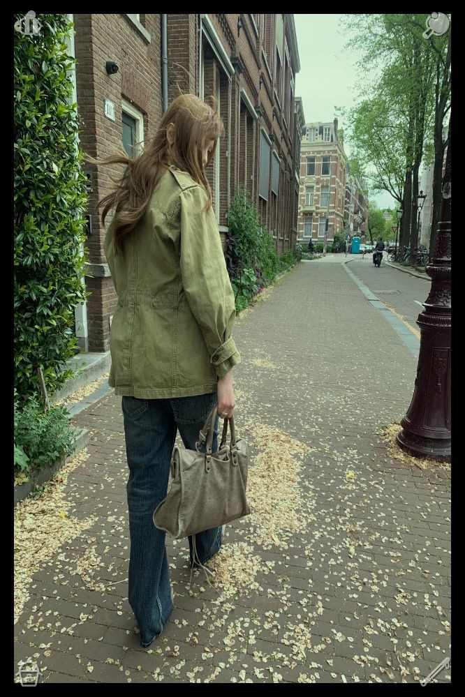 landeos's tweet photo. 👿Oil painting Brushes, chosenAt last, the two of them stepped into the pop-up shop, and Lila's gaze stretched wide as she took in row after row of garments—leather skirts, short tops, chunky platform shoes, and bold accessories scattered all around. The atmosphere carried the https://t.co/EbzXPd5bas