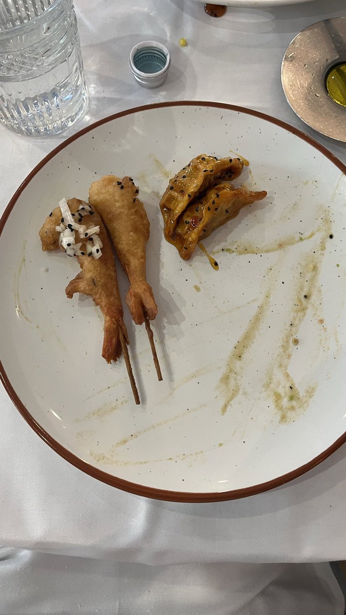 0kcalforme's tweet photo. all i had in a meal was fam😭😭 what would u guys estimate? id say around 1300kcal… 

(1 more gyoza and a slice of bread) https://t.co/NH224hvcoy