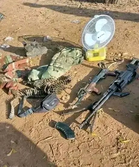DanKatsina50's tweet photo. GOOD NEWS: This morning, Nigerian security forces recorded a significant success in Kebbi State after police and military troops neutralised some terrorists during an operation in Gumki Forest, Kangiwa area.

The operation, which took place around 6AM, resulted in the recovery of weapons and equipment, including a PKT machine gun with 174 rounds of ammunition, an AK-47 rifle with 14 rounds, four motorcycles, military camouflage, mobile phones, and other items.

The authorities said the area is currently calm, while security forces continue clearance operations to prevent further criminal activities.

Kudos to the Nigerian Police Force, the Nigerian Army, and all the personnel involved for their bravery, dedication, and commitment to protecting communities.