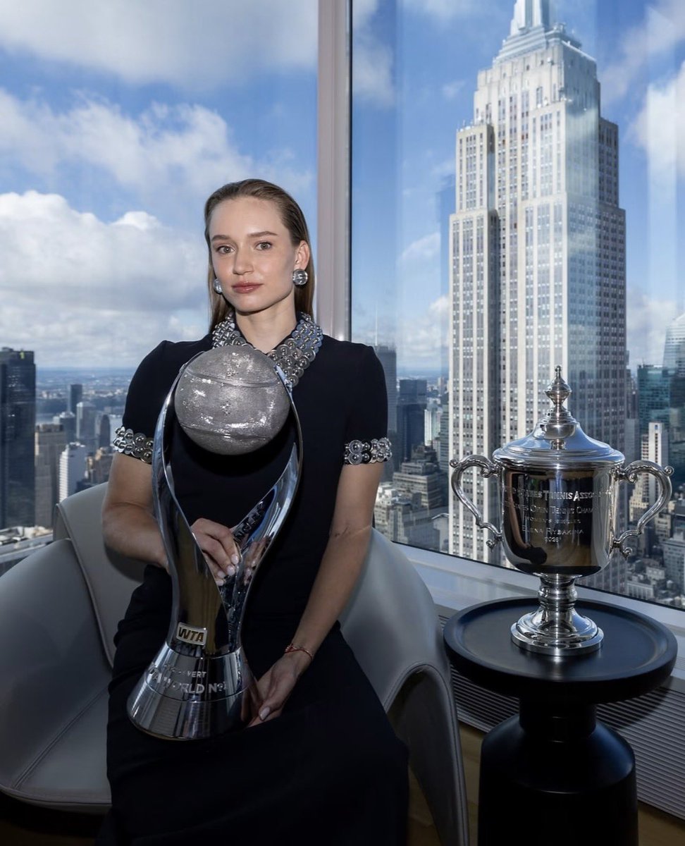 TheTennisLetter's tweet photo. Elena Rybakina is presented the World No. 1 trophy. 

The new Queen of the Kingdom. 

🏆❤️‍🔥🐠

(via @WTA) https://t.co/p0kg0IYyRD