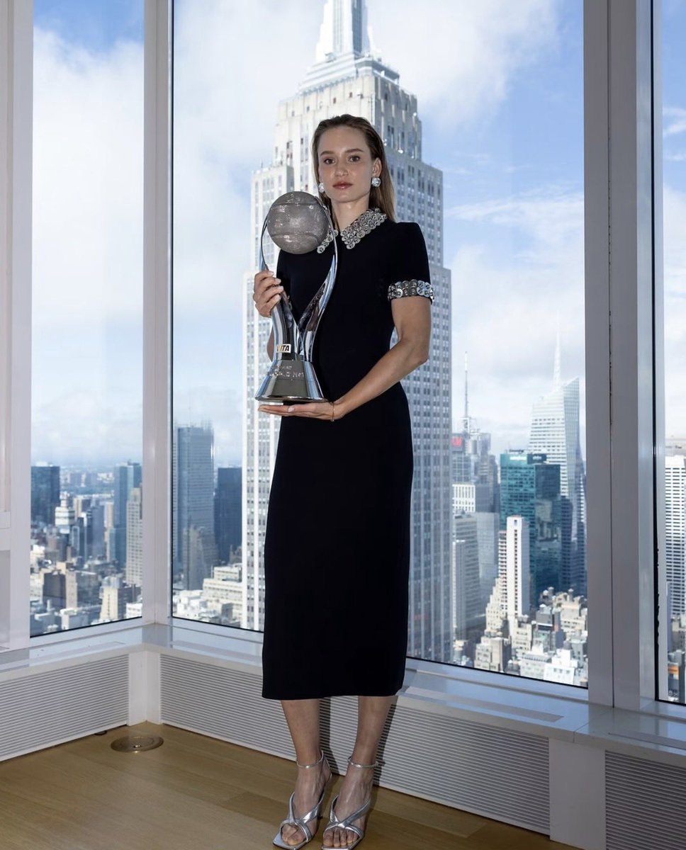 TheTennisLetter's tweet photo. Elena Rybakina is presented the World No. 1 trophy. 

The new Queen of the Kingdom. 

🏆❤️‍🔥🐠

(via @WTA) https://t.co/p0kg0IYyRD