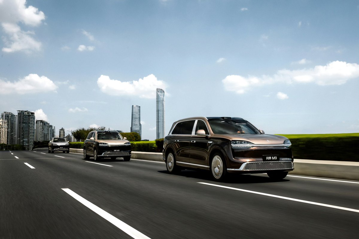 CliffordKang1's tweet photo. AITO 9 Ultimate — with commanding presence, poised along the urban waterfront, gliding between timeless elegance and modern sophistication — exudes the grandeur and grace befitting a flagship. Effortlessly navigating every journey, it redefines the aesthetics of premium mobility. #SERES #AITO9UltimateDelivery