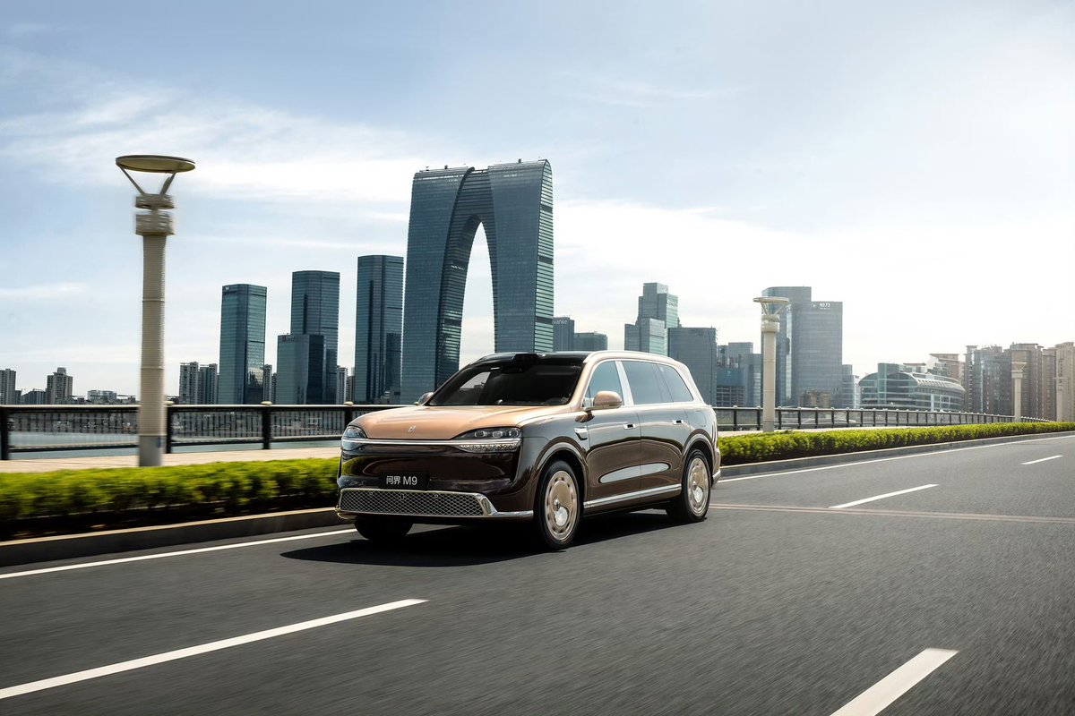 CliffordKang1's tweet photo. AITO 9 Ultimate — with commanding presence, poised along the urban waterfront, gliding between timeless elegance and modern sophistication — exudes the grandeur and grace befitting a flagship. Effortlessly navigating every journey, it redefines the aesthetics of premium mobility. #SERES #AITO9UltimateDelivery