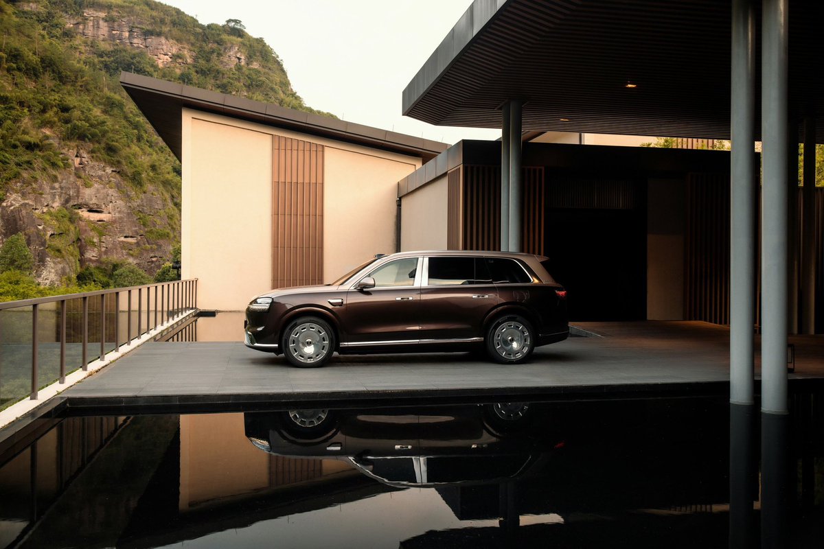 CliffordKang1's tweet photo. AITO 9 Ultimate — with commanding presence, poised along the urban waterfront, gliding between timeless elegance and modern sophistication — exudes the grandeur and grace befitting a flagship. Effortlessly navigating every journey, it redefines the aesthetics of premium mobility. #SERES #AITO9UltimateDelivery