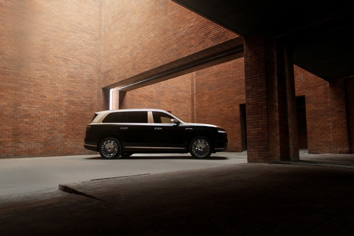 CliffordKang1's tweet photo. AITO 9 Ultimate — with commanding presence, poised along the urban waterfront, gliding between timeless elegance and modern sophistication — exudes the grandeur and grace befitting a flagship. Effortlessly navigating every journey, it redefines the aesthetics of premium mobility. #SERES #AITO9UltimateDelivery