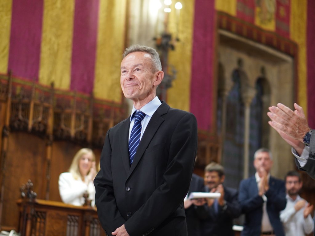 Junts_BCN's tweet photo. 🏅 Avui hem atorgat la Medalla d’Or al Mèrit Esportiu de l’Ajuntament de #Barcelona a Pere Miró.

Reconeixem la trajectòria professional i personal d’una figura d’alt nivell, que ha estat representant de #Barcelona al COI.

✨ Gràcies per treballar per la ciutat a favor de l’olimpisme i l’esport.