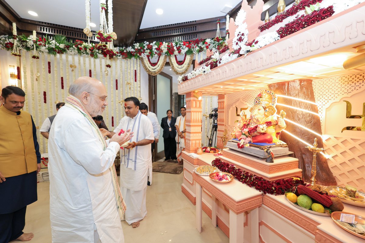 AmitShah's tweet photo. आज महाराष्ट्र के मुख्यमंत्री श्री @Dev_Fadnavis जी के आवास पर गणपति जी का दर्शन-पूजन किया।

महाराष्ट्राचे मुख्यमंत्री श्री देवेंद्र फडणवीस जी यांच्या निवासस्थानी श्री गणेश जींचे दर्शन-पूजन केले.
मंगलमूर्ती गणपती बाप्पाकडे महाराष्ट्र आणि समस्त देशवासीयांसाठी सुख, शांती आणि समृद्धीची मंगलकामना करतो.