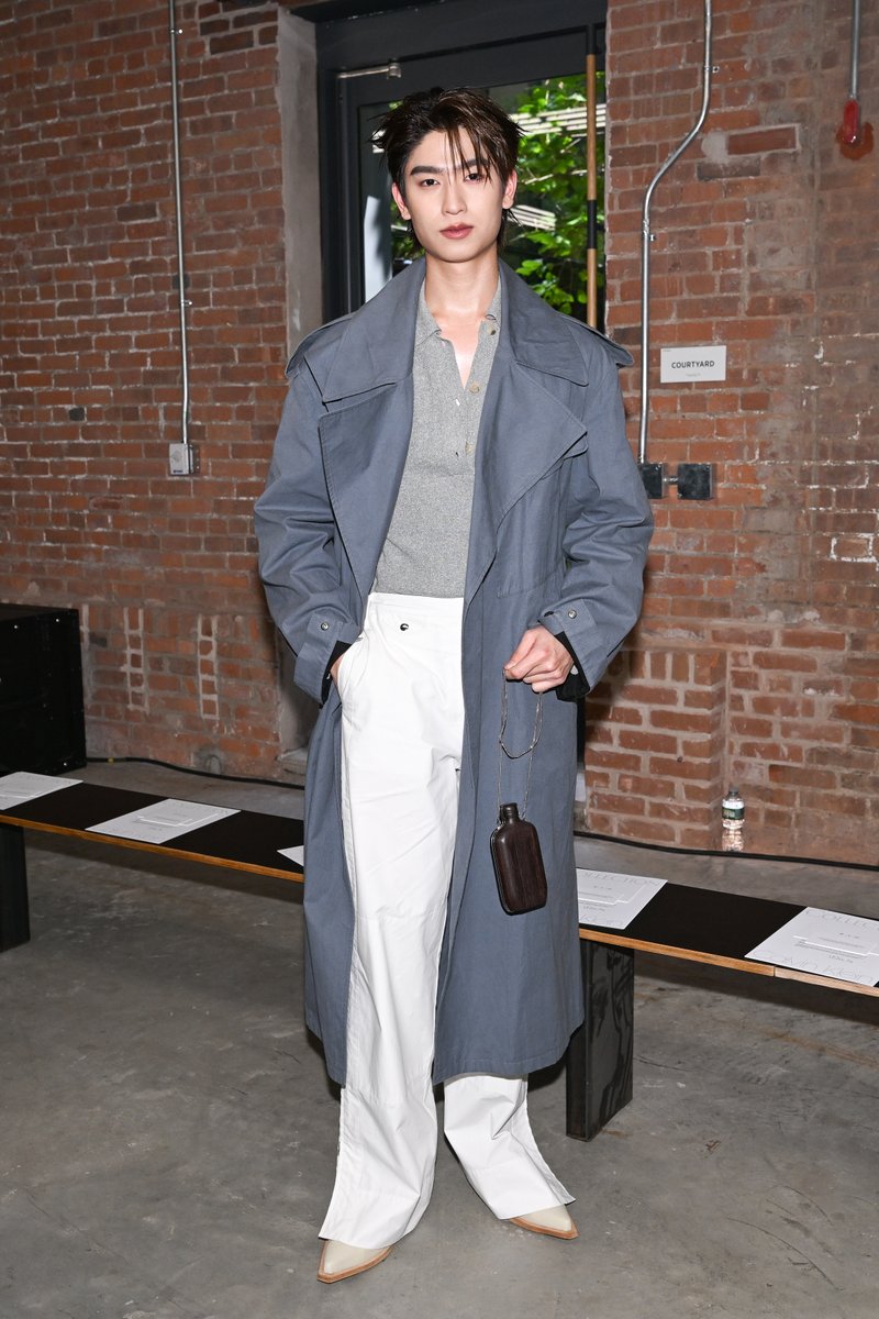 fourteenchannel's tweet photo. หลิงหลิง–โทมัส–ซี สามนักแสดงไทย บินลัดฟ้าร่วมฟรอนต์โรว์ Calvin Klein Collection Spring 2027 ที่มหานครนิวยอร์ก หลิงหลิง คอง, โทมัส ธีร์ทัศน์ จึงมณีรัตน์ และซี ทวินันท์ อนุก��ลประเสริฐ สามนักแสดงจากประเทศไทย เข้าร่วมชม Calvin Klein Collection Spring 2027 Runway Show ณ Terminal Warehouse มหานครนิวยอร์ก โดยทั���งสามปรากฏตัวในลุคจาก Calvin Klein Collection และนับเป็นครั้งแรกที่ได้เข้าร่วมชมแฟชั่นโชว์ของแบรนด์

สำหรับโชว์ครั้งนี้ Calvin Klein, Inc. นำเสนอคอลเลกชัน Spring 2027 ภายใต้การสร้างสรรค์ของครีเอทีฟไดเรกเตอร์ Veronica Leoni สานต่อสไตล์มินิมอลแบบอเมริกันอันเป็นเอกลักษณ์ของแบรนด์ ผ่านการนำเสื้อผ้าชิ้นเบสิกอย่างเสื้อโค้ท เสื้อเชิ้ต สูท กางเกง กระโปรงทรงสอบ และเดรสสายเดี่ยว มาปรับสัดส่วนให้ดูเพรียว���าวและเน้นช่วงเอวมากขึ้น

คอลเลกชันโดดเด่นด้วยงานตัดเย็บที่บางเบา คมชัด และสวมใส่สบาย ผสมผสานวัสดุอย่างผ้าเดนิม หนัง หนังกลับฉลุลาย และรายละเอียดที่ได้แรงบันดาลใจจากชุดชั้นใน โดยใช้สีขาวและดำเป็นโทนหลัก ตัดด้วยสีแดง สีเหลือง และสีน้ำเงิน รวมถึงลายตารางที่อ���างอิงจากสไตล์การแต่งตัวของศิลปินชาวอเมริกัน Georgia O’Keeffe

ด้านแอ็กเซสซอรีเน้นดีไซน์ที่ใช้งานได้จริง ตั้งแต่ที่คาดผมโลหะ ผ้าพันคอทรงปลายแหลม ไปจนถึงกระเป๋าขนาดใหญ่ ทั้งทรงเรียบ กระเป๋าหนังนุ่มทิ้งตัว และกระเป๋าทรงสามเหลี่ยมที่พับขึ้นในสไตล์โอริกามิ

บรรยากาศภายใน Terminal Warehouse อาคารโกดังอิฐเก่าแก่ซึ่งสร้างขึ้นในปี 1891 โดดเด่นด้วยประติมากรรมตั้งพื้น 3 ชิ้นของ Walter De Maria ท���่จัดวางตลอดแนวรันเวย์ พร้อมเพลงประกอบโดย Kid Harpoon ซึ่งได้ Laurie Anderson และ Solange มาร่วมสร้างสรรค์

ภายในงานยังคับคั่งไปด้วยคนดังจากหลากหลายวงการ อาทิ ROSALÍA, Teyana Taylor, Tate McRae, Sadie Sink, Solange, Emily Ratajkowski, Pamela Anderson, Gemma Chan, Katie Holmes, St. Vincent, Iris Law, Lila Moss และ Misty Copeland ร่วมด้วยสามตัวแทนจากประเทศไทยอย่าง หลิงหลิง โทมัส และซี ที่ร่วมเป็นส่วนหนึ่งของแฟชั่นโชว์ครั้งสำคัญในมหานครนิวยอร์กครั้งนี้

#CalvinKlein #LinglingKwongxCalvinKlein #CalvinKleinxThomas #CALVINKLEINXSEA
#Linglingkwong #tthomastc #sea_tawinan