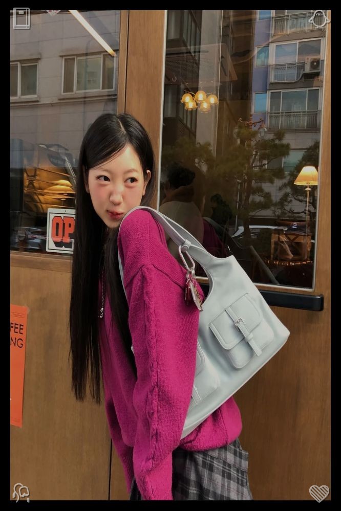 rosakinhos's tweet photo. 🖕Cleaning the balcony, tending to the plants. She rises with a grin, the recollection comforting, and stands up, prepared to head to the park, prepared to offer lemon bread, prepared to read, prepared to listen, prepared to continue bearing her mother’s love, prepared to keep https://t.co/SnyhmBcFga