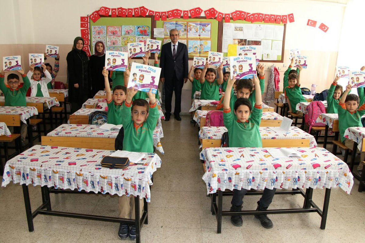 FevziDemirkol's tweet photo. Yeni bir eğitim- öğretim yılına, yeni umutlar ve yeni heyecanlarla başlıyoruz.

2026-2027 Eğitim Öğretim Yılı’nın, başta sevgili öğrencilerimiz olmak üzere, vefakâr öğretmenlerimize, fedekâr velilerimize ve tüm eğitim camiamıza sağlık, mutluluk ve başarı  getirmesini diliyorum. 
Ailelerinin umudu ve Azîz Milletimizin geleceğinin teminatı olan evlatlarımızın, bilgi, görgü, ahlak ve güzel değerlerle yetişeceği başarılı bir yıl olmasını, Cenab-ı Hakk'tan niyaz ediyorum.

Yeni eğitim öğretim yılımız, başarılar ve güzelliklerle dolu, hayırlı bir yıl olsun.