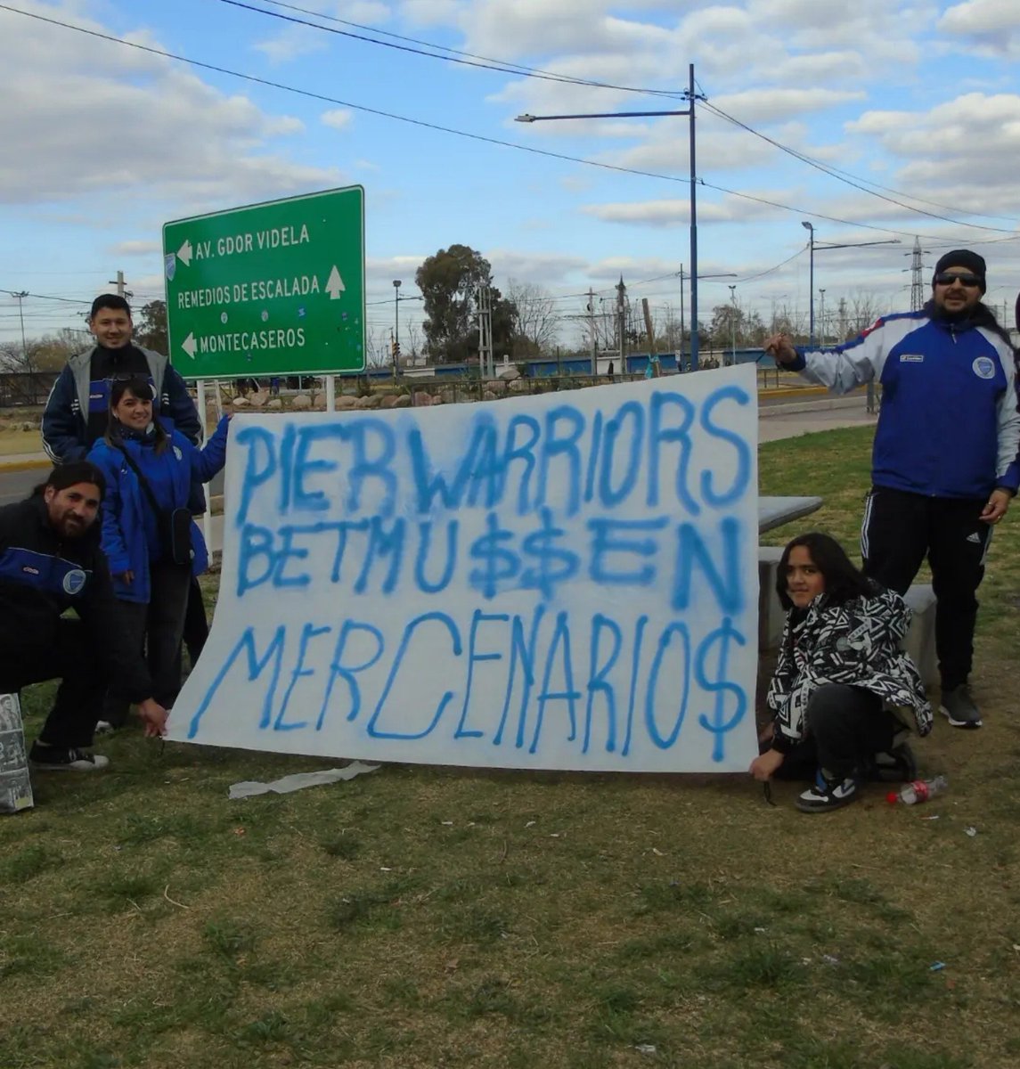 TermoTombino's tweet photo. Pero mirá el trapo que hicieron estos tipazos. Me emocioné https://t.co/zUMMS40ooP