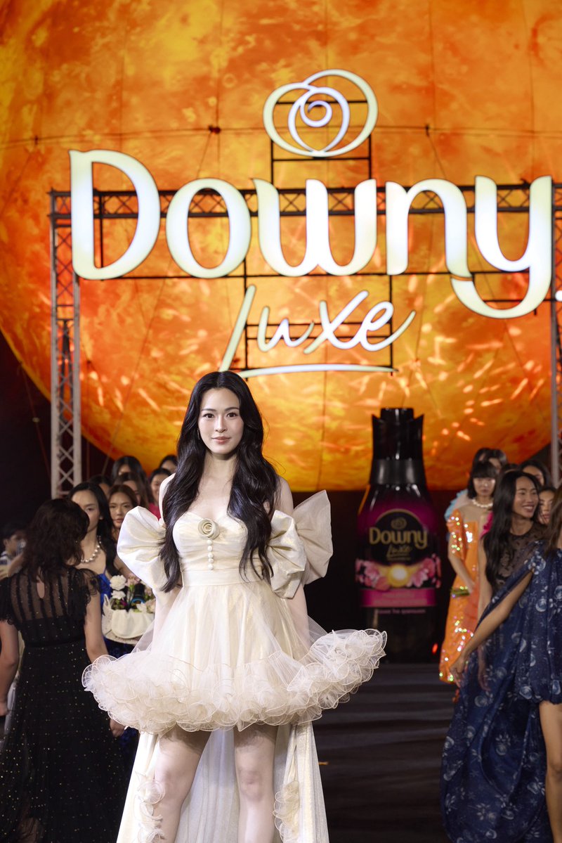 Downythailand's tweet photo. เปิดตัวแบบบ สมมงมากค่ะ คุณหลิงคือสวยมากกกกกกกกก ☀️☀️☀️ 

#downyxlingling
#downyluxe
#lingxdownymeetandgreet https://t.co/nF7H2j4mam